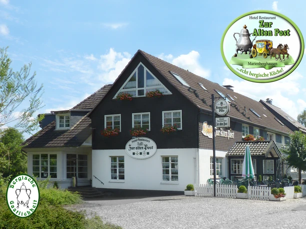 Hotel Zur Alten Post Fachwerkstil-Hotel "Zur alten Post" mit Blumentöpfen an Fenstern, daneben freistehende Terrasse.