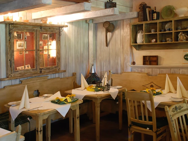 Restaurant Gemütliches, traditionell eingerichtetes Restaurant mit Holzvertäfelung und liebevollen Dekorationen.