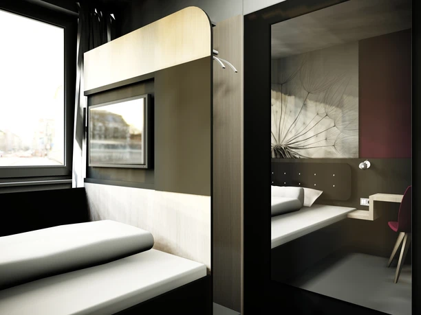 SMARTY Leichlingen-Cologne - Zimmer Modernes Hotelzimmer mit minimalistischer Einrichtung, großem Fenster, Bett und Schreibtisch.