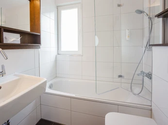 Bad im Oste-Hotel Bremervörde Bad im Oste-Hotel BremervördeBathroom at the Oste-Hotel BremervördeBadeværelse på Oste-Hotel BremervördeBadkamer van het Oste-Hotel Bremervörde