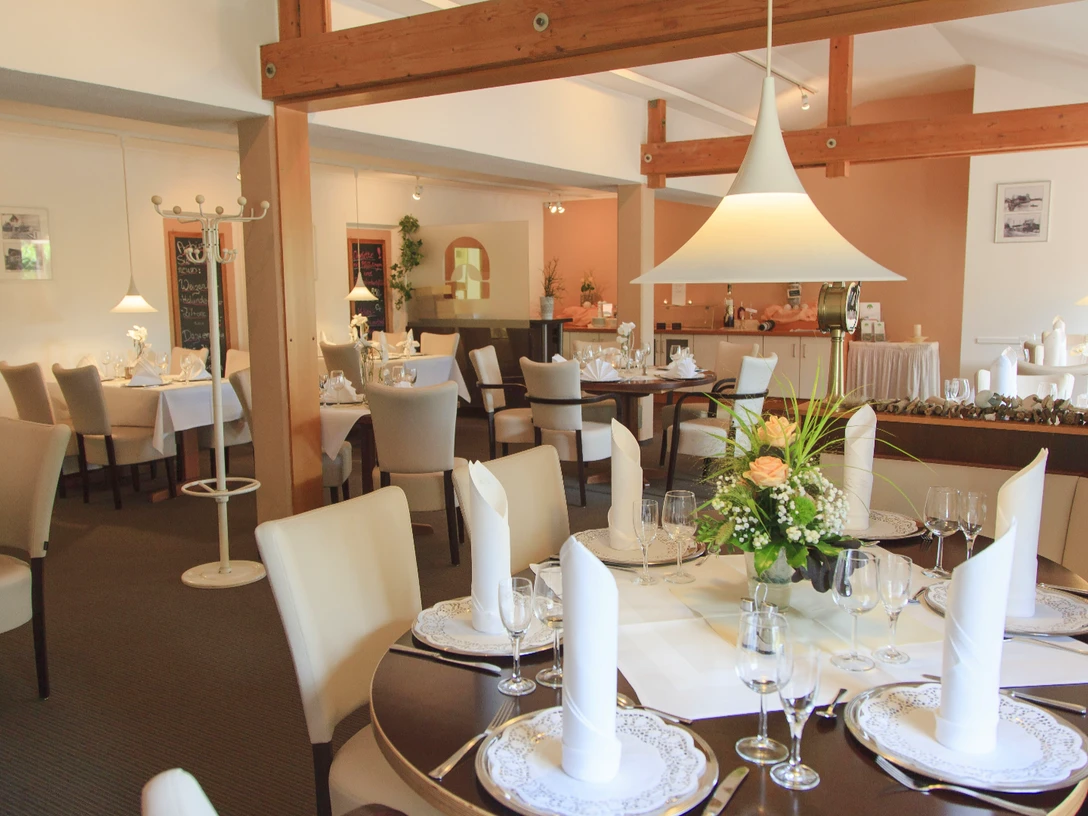 Restaurant "Beim Kommerzienrat" des Oste-Hotels Bremervörde Restaurant "Beim Kommerzienrat" des Oste-Hotels BremervördeRestaurant "Beim Kommerzienrat" of the Oste-Hotel BremervördeRestaurant "Beim Kommerzienrat" på Oste-Hotel BremervördeRestaurant "Beim Kommerzienrat" van het Oste-Hotel Bremervörde