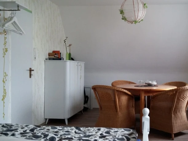 Zweites Doppelzimmer mit Sitzecke der Ferienwohnung "Die grüne Diele" Zweites Doppelzimmer mit Sitzecke der Ferienwohnung "Die grüne Diele"