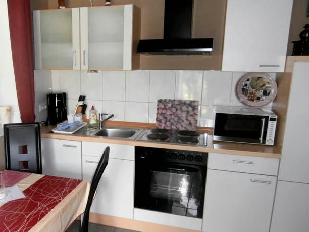 Keuken en eettafel in de vakantiewoning Gein