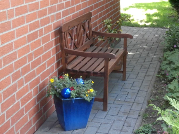 Bank in de buitenruimte van de vakantiewoning Gein