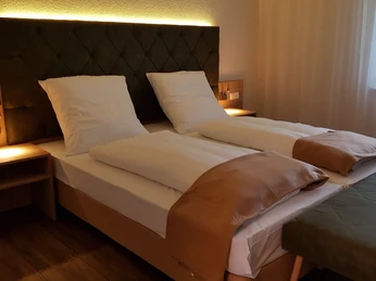 Doppelzimmer im Kräuterhotel Heidejäger Doppelzimmer im Kräuterhotel HeidejägerDouble room at the Kräuterhotel HeidejägerDobbeltværelse på Kräuterhotel HeidejägerTweepersoonskamer in het Kräuterhotel Heidejäger