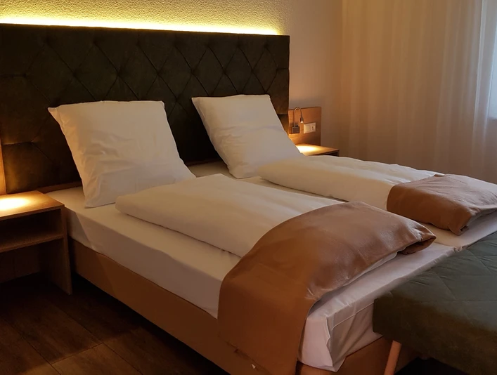 Doppelzimmer im Kräuterhotel Heidejäger Doppelzimmer im Kräuterhotel HeidejägerDouble room at the Kräuterhotel HeidejägerDobbeltværelse på Kräuterhotel HeidejägerTweepersoonskamer in het Kräuterhotel Heidejäger