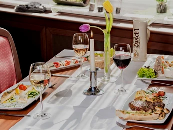 Gedeckter Tisch für die regionale Küche im Kräuterhotel Heidejäger Gedeckter Tisch für die regionale Küche im Kräuterhotel HeidejägerTable laid for regional cuisine at the Kräuterhotel HeidejägerBordet er dækket til regionale retter på Kräuterhotel HeidejägerGedekte tafel voor regionale gerechten in het Kräuterhotel Heidejäger