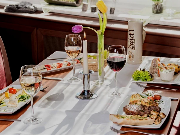 Gedeckter Tisch für die regionale Küche im Kräuterhotel Heidejäger Gedeckter Tisch für die regionale Küche im Kräuterhotel Heidejäger