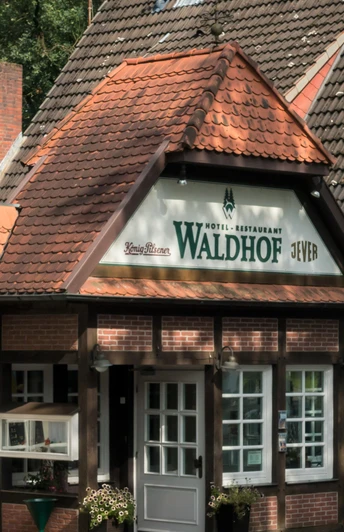 Eingang zum Hotel & Restaurant WaldhofEntrance to the Hotel & Restaurant WaldhofIndgang til Hotel & Restaurant WaldhofToegang tot het Hotel & Restaurant Waldhof