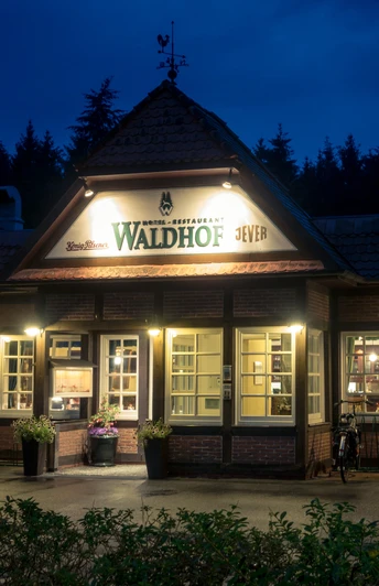 Genießen Sie unseren gemütlichen Restaurantbereich im WaldhofEnjoy our cozy restaurant area in the WaldhofNyd vores hyggelige restaurantområde i WaldhofGeniet van ons gezellige restaurantgedeelte in de Waldhof