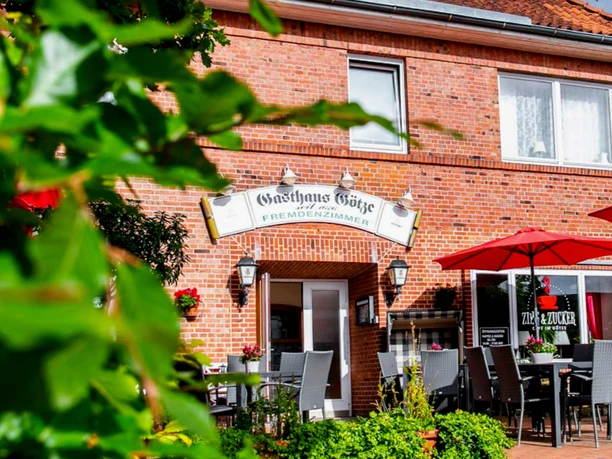Gebäude und Terrasse des Gasthaus Götze Gebäude und Terrasse des Gasthaus Götze