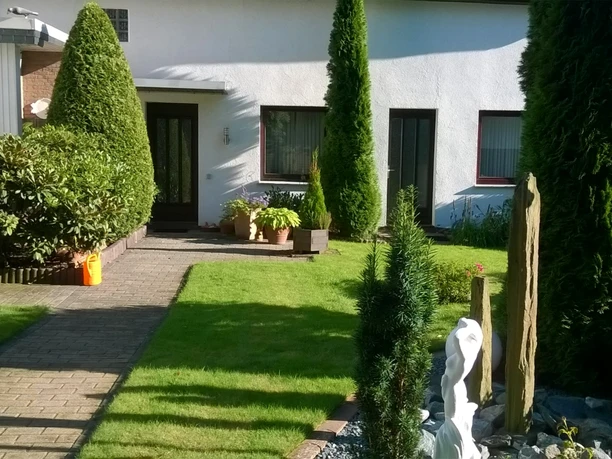 Der Eingang und Vorgarten der Ferienwohnung Rehmke Der Eingang und Vorgarten der Ferienwohnung Rehmke