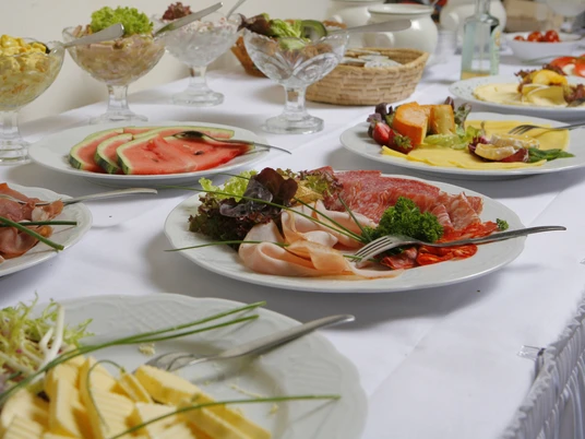 Frühstücksbuffet im Selsinger Hof Frühstücksbuffet im Selsinger HofBreakfast buffet at the Selsinger HofMorgenmadsbuffet på Selsinger HofOntbijtbuffet in het Selsinger Hof