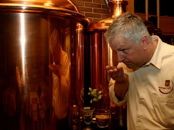 Holger Gehrmann vor dem Kessel seiner Privatbrauerei im Selsinger HofHolger Gehrmann in front of the kettle of his private brewery in Selsinger HofHolger Gehrmann foran kedlen i sit private bryggeri i Selsinger Hof.Holger Gehrmann voor de ketel van zijn privébrouwerij in Selsinger Hof