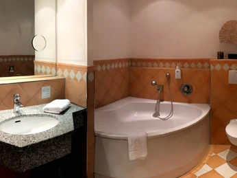 Prüser´s Gasthof in Hellwege - eines der Badezimmer Prüser´s Gasthof in Hellwege - eines der BadezimmerPrüser's Gasthof in Hellwege - one of the bathroomsPrüser's Gasthof i Hellwege - et af badeværelsernePrüser's Gasthof in Hellwege - een van de badkamers