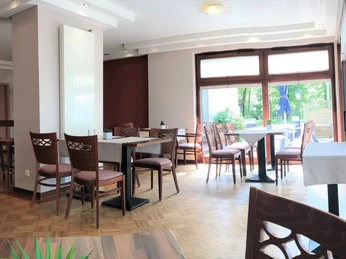 Das Kaminzimmer eignet sich gut für Feiern