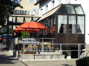 Hotel & Restaurant "Zum Röddenberg" in Osterode - Außenansicht mit Terrasse