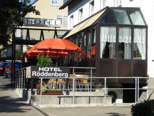 Hotel & Restaurant "Zum Röddenberg" in Osterode - Außenansicht mit Terrasse