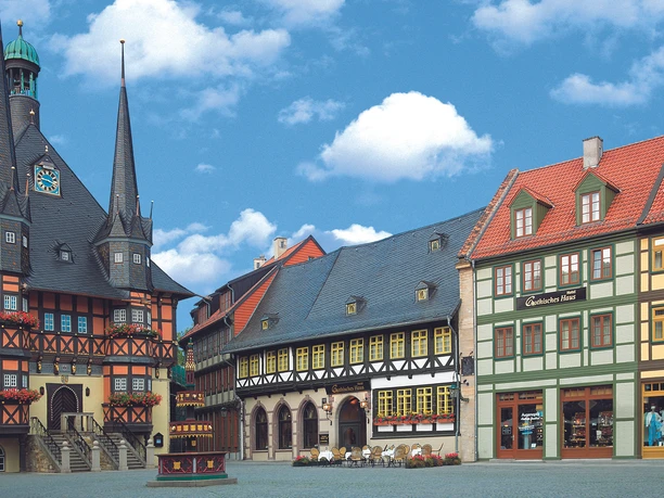 A-ROSA Gothisches Haus Wernigerode met een kleurrijke vakwerkgevel, het marktplein en het stadhuis.