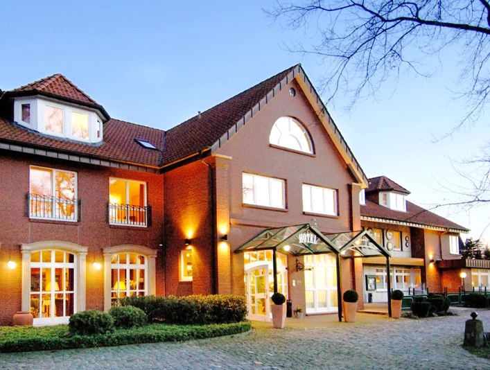 Haupteingang vom Hotel Landgut Stemmen Haupteingang vom Hotel Landgut StemmenMain entrance of Hotel Landgut StemmenHovedindgangen til Hotel Landgut StemmenHoofdingang van Hotel Landgut Stemmen