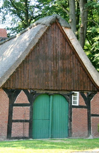 Wohnen unterm Strohdach in der gemütlichen Ferienwohnung Heins HusLiving under a thatched roof in the cozy Heins Hus vacation apartmentBo under stråtag i den hyggelige ferielejlighed i Heins HusLeven onder een rieten dak in de gezellige vakantiewoning Heins Hus