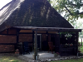 Ein schattiges Plätzchen im gemütlichen Ferienhaus Hein's HusA shady spot in the cozy Hein's Hus vacation homeEn skyggefuld plads i det hyggelige feriehus Heins HusEen schaduwrijk plekje in het gezellige vakantiehuis Hein's Hus