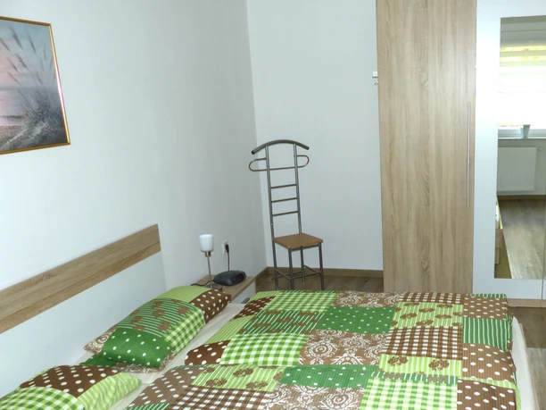 Slaapkamer met tweepersoonsbed in de Brandt vakantiewoning