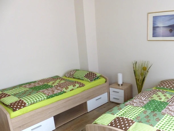 Slaapkamer met eenpersoonsbedden in de Brandt vakantiewoning