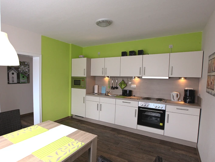 Wohnküche der Ferienwohnung Sprekels Wohnküche der Ferienwohnung SprekelsKitchen-living room of the Sprekels vacation apartmentKøkken-stue i Sprekels-ferielejlighedenKeuken-woonkamer van het Sprekels appartement