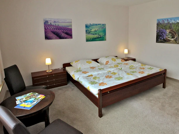 Schlafzimmer mit Doppelbett der Ferienwohnung Sprekels Schlafzimmer mit Doppelbett der Ferienwohnung Sprekels