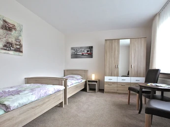 Schlafzimmer mit Einzelbetten der Ferienwohnung Sprekels Schlafzimmer mit Einzelbetten der Ferienwohnung SprekelsBedroom with single beds in the Sprekels vacation apartmentSoveværelse med enkeltsenge i ferielejligheden SprekelsSlaapkamer met eenpersoonsbedden in de vakantiewoning Sprekels