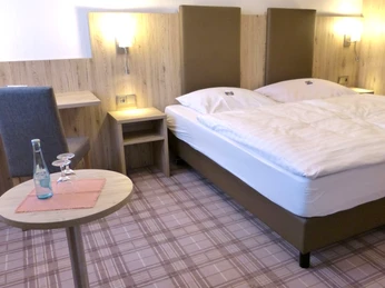 Doppelzimmer im Hotel Kluster Hof Doppelzimmer im Hotel Kluster HofDouble room at the Hotel Kluster HofDobbeltværelse på Hotel Kluster HofTweepersoonskamer in Hotel Kluster Hof