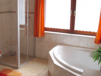 Das Bad im Erdgeschoss des Ferienhauses Geestequelle