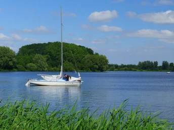 Boot und Seemann auf dem Vörder See Boot und Seemann auf dem Vörder See