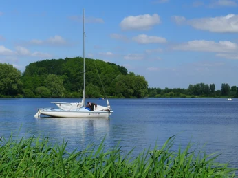 Boot und Seemann auf dem Vörder See Boot und Seemann auf dem Vörder SeeBoat and sailor on Lake VörderBåd og sejler på VördersøenBoot en zeiler op het Vördermeer