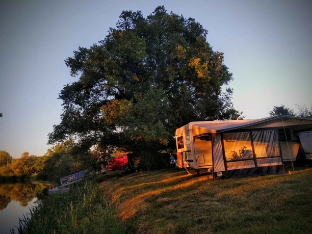 kirchscheidungen_outtour_camping_im_sonnenuntergang_c_jens_bellmann_easy-resize-com