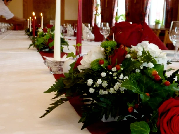 Ein schön gedeckter Tisch für Feierlichkeiten Ein schön gedeckter Tisch für Feierlichkeiten