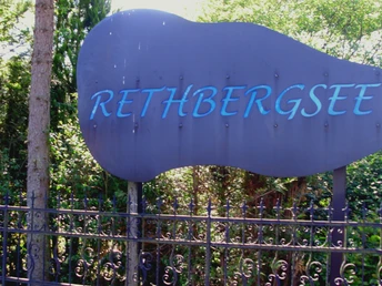 Der Campingplatz befindet sich direkt am Rethbergsee