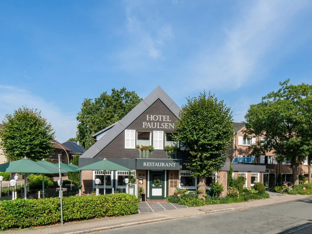 Außenansicht des Hotel Paulsen in Zeven Außenansicht des Hotel Paulsen in Zeven Exterior view of the Hotel Paulsen in Zeven Udvendigt billede af Hotel Paulsen i Zeven Buitenaanzicht van Hotel Paulsen in Zeven