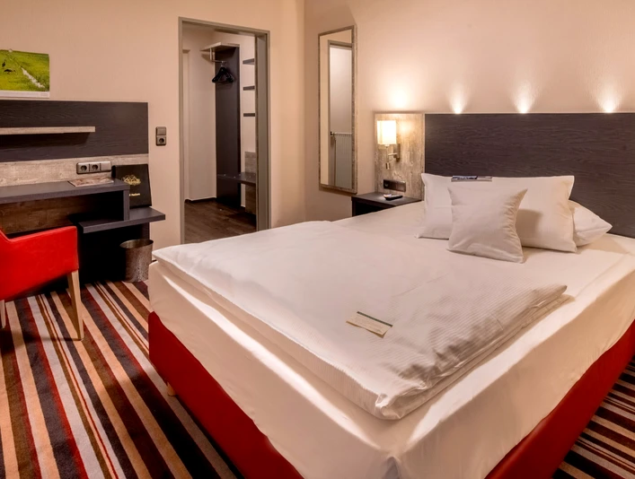 Doppelzimmer im Ringhotel Paulsen in Zeven Doppelzimmer im Ringhotel Paulsen in ZevenDouble room at the Ringhotel Paulsen in ZevenDobbeltværelse på Ringhotel Paulsen i ZevenTweepersoonskamer in het Ringhotel Paulsen in Zeven