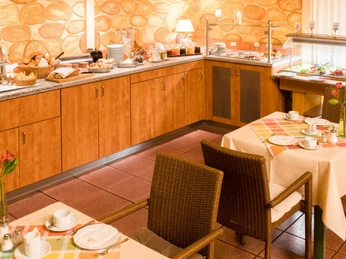 Frühstücksraum im Ringhotel Paulsen in Zeven Frühstücksraum im Ringhotel Paulsen in ZevenBreakfast room at the Ringhotel Paulsen in ZevenMorgenmadsværelse på Ringhotel Paulsen i ZevenOntbijtzaal bij Ringhotel Paulsen in Zeven