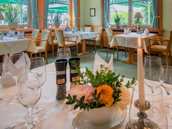 Tische im Restaurant vom Hotel Paulsen Tische im Restaurant vom Hotel PaulsenTables in the Hotel Paulsen restaurantBorde i Hotel Paulsens restaurantTafels in het restaurant van Hotel Paulsen