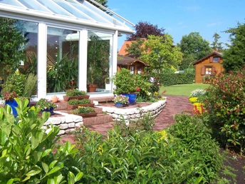 Garten des Gnarrenburger Gästehauses Kiek mol rin