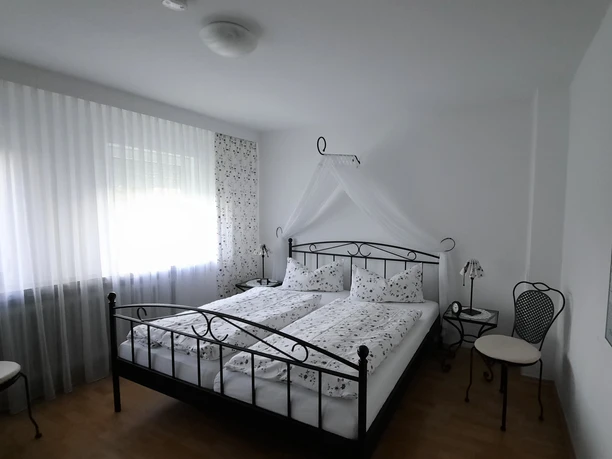 Een tweepersoonskamer in vakantiehuis Kirschke
