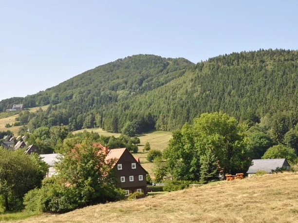 Blick zur Lausche mit Pension "Heideborn"