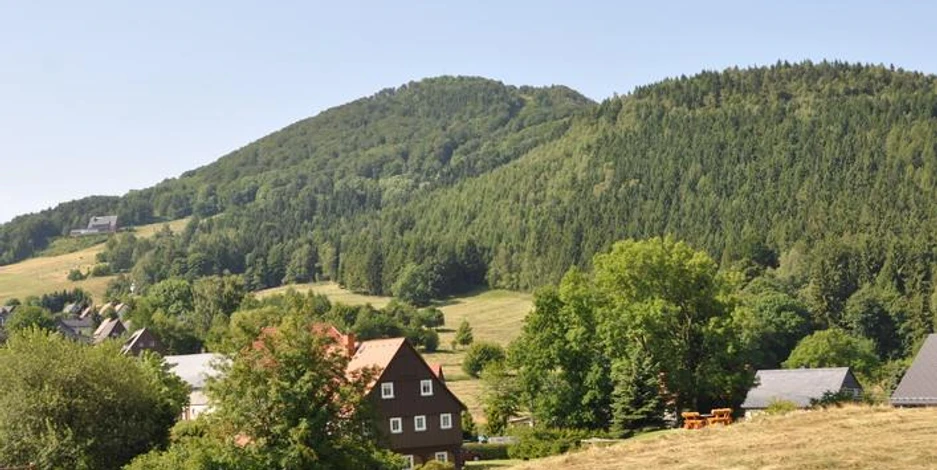 Blick zur Lausche mit Pension "Heideborn"