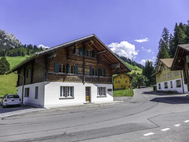 Maison de vacances située dans un chalet au bord de la route