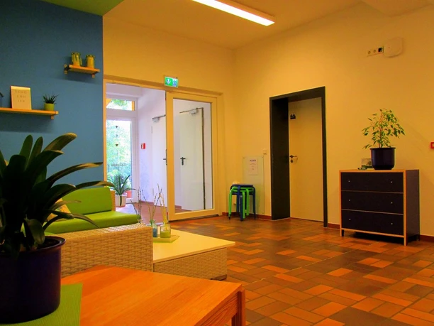 Bildungsstätte Himmighausen - Eingangsbereich Moderner Eingangsbereich der Bildungsstätte Himmighausen mit Möbeln, Pflanzen und natürlichem Licht.