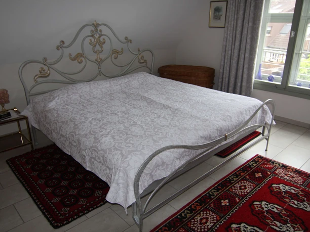 fewo-adelshof-schlafzimmer2 Schlafzimmer mit verziertem Metallbett