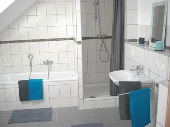 fewo-amgrasweg-badezimmer Badezimmer mit Dusche und WanneBathroom with shower and bathtub